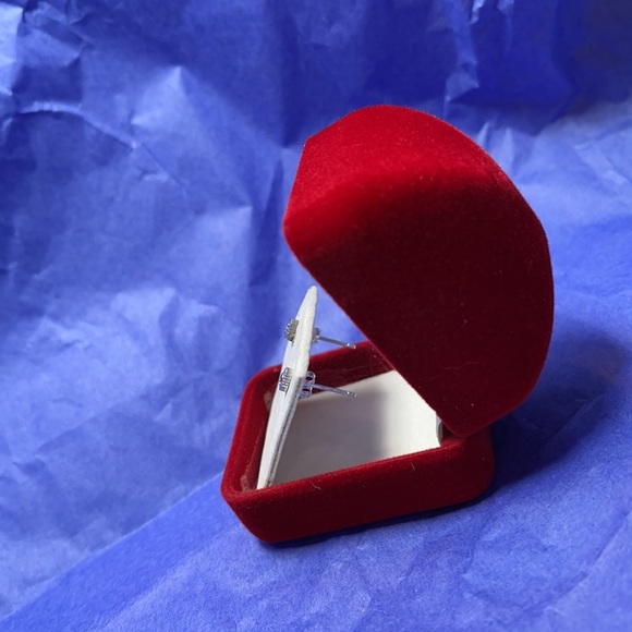 Omega crown 4mm stainless steel stud earrings - Picture 3 of 3